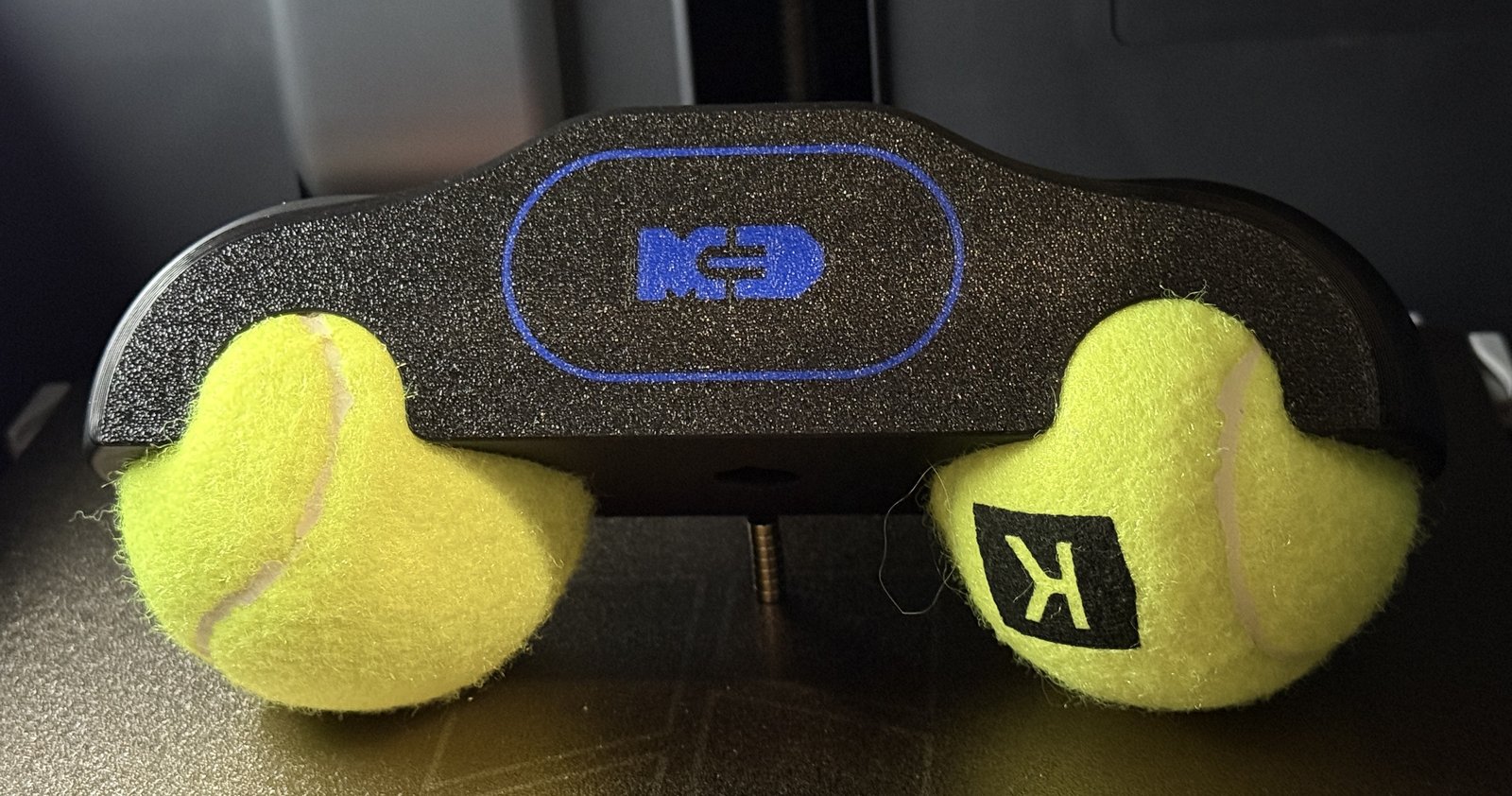 RockerFeet do Wahoo KICKR Core v2 z piłkami tenisowymi